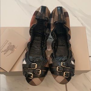Woman’s Burberry house check ballerina flats!!